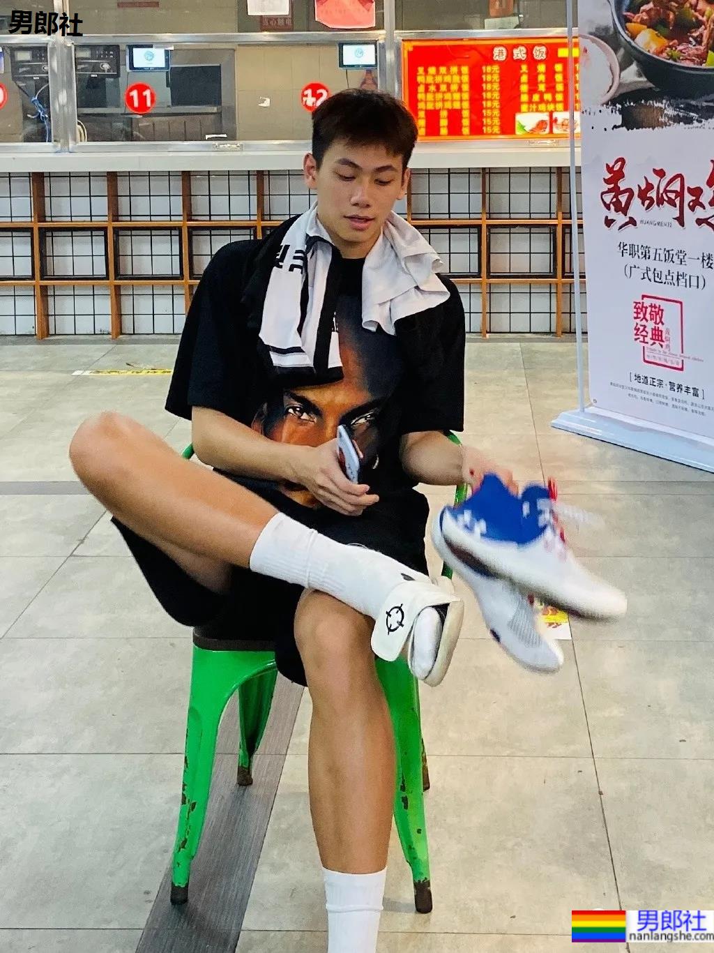 192CM体育生喝奶茶围观军训火了，00年薄肌长腿篮球男孩也太会自拍了！ - 51虹马