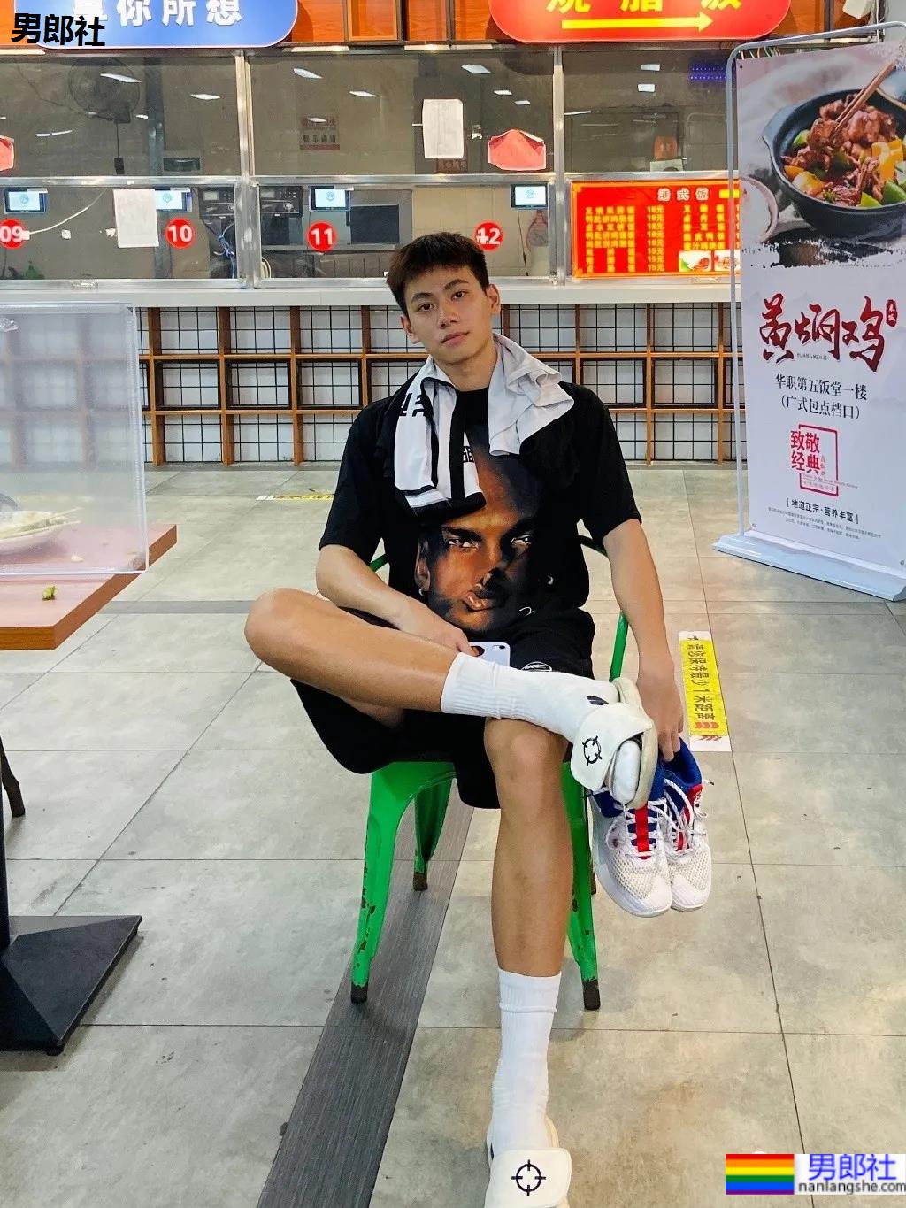 192CM体育生喝奶茶围观军训火了，00年薄肌长腿篮球男孩也太会自拍了！ - 51虹马