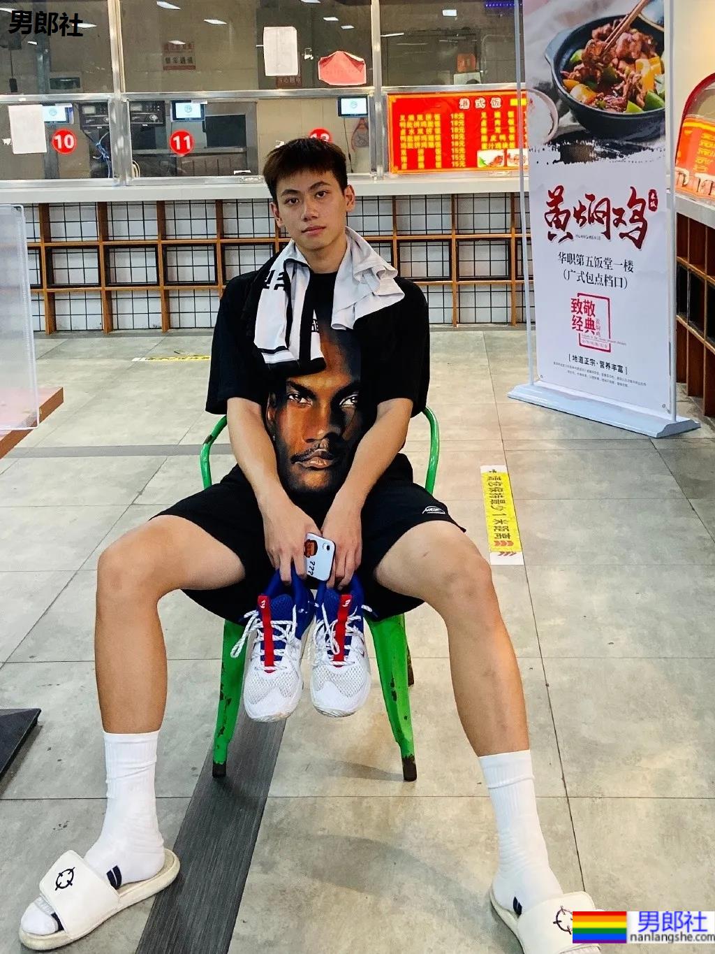 192CM体育生喝奶茶围观军训火了，00年薄肌长腿篮球男孩也太会自拍了！ - 51虹马