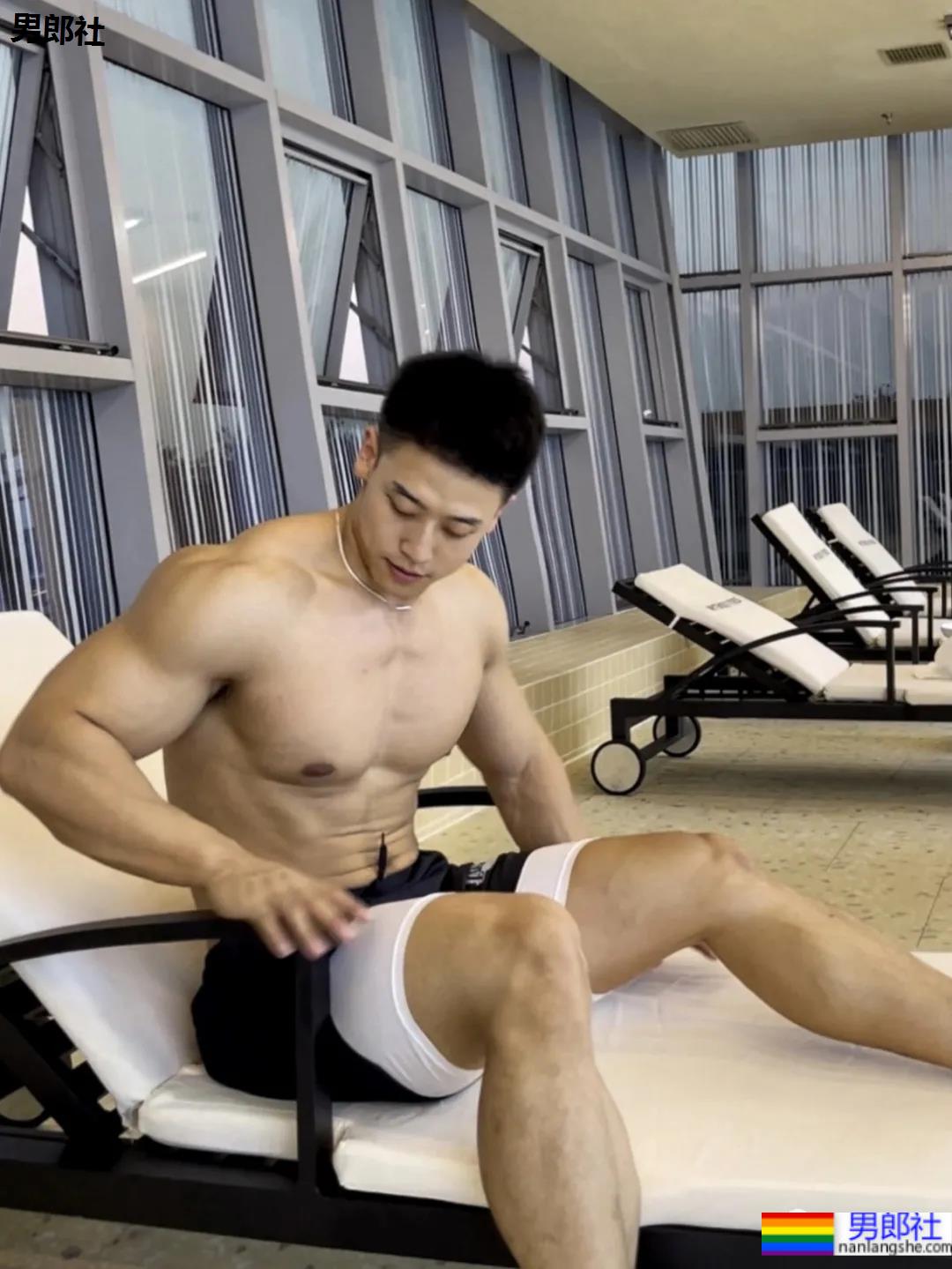 腱子肉健身私教,这大胸肌我给满分!-51虹马