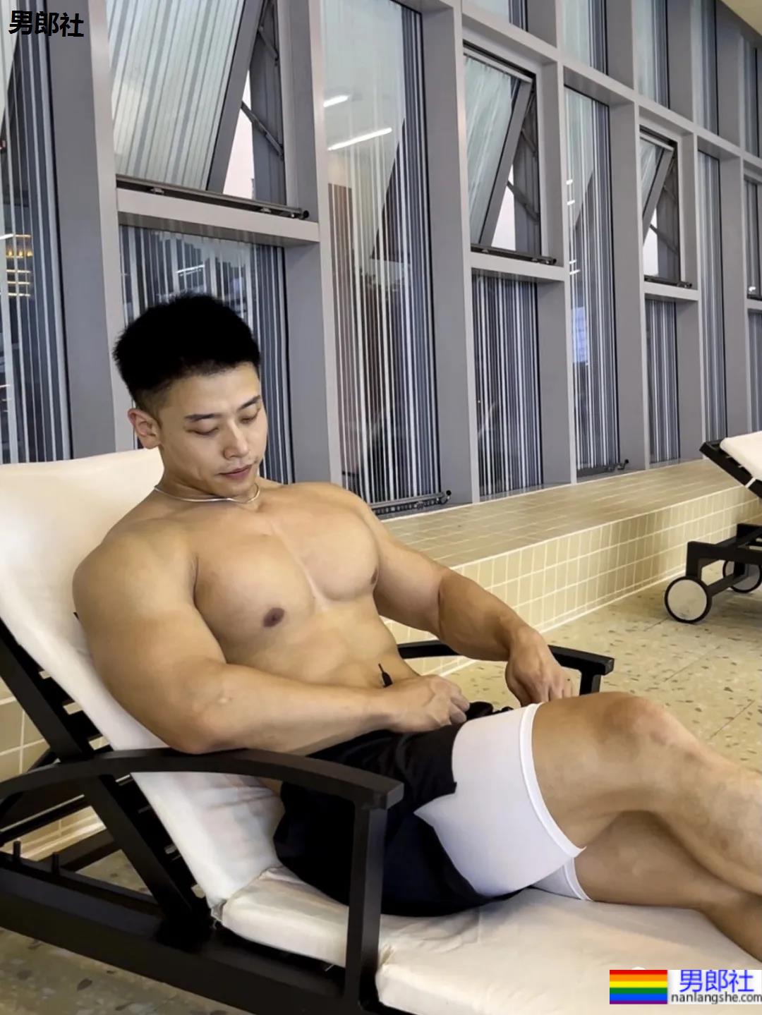 腱子肉健身私教，这大胸肌我给满分！ - 51虹马