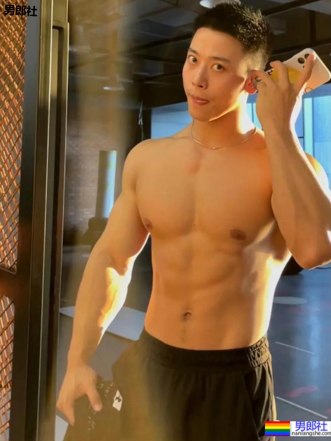 腱子肉健身私教，这大胸肌我给满分！ - 51虹马