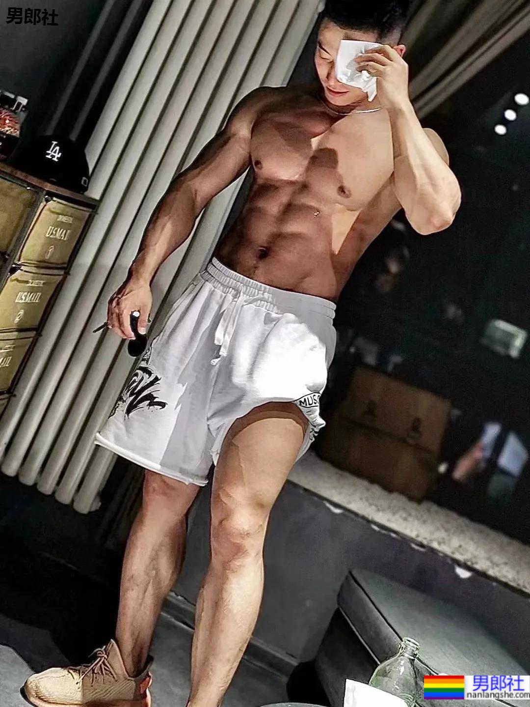 腱子肉健身私教，这大胸肌我给满分！ - 51虹马