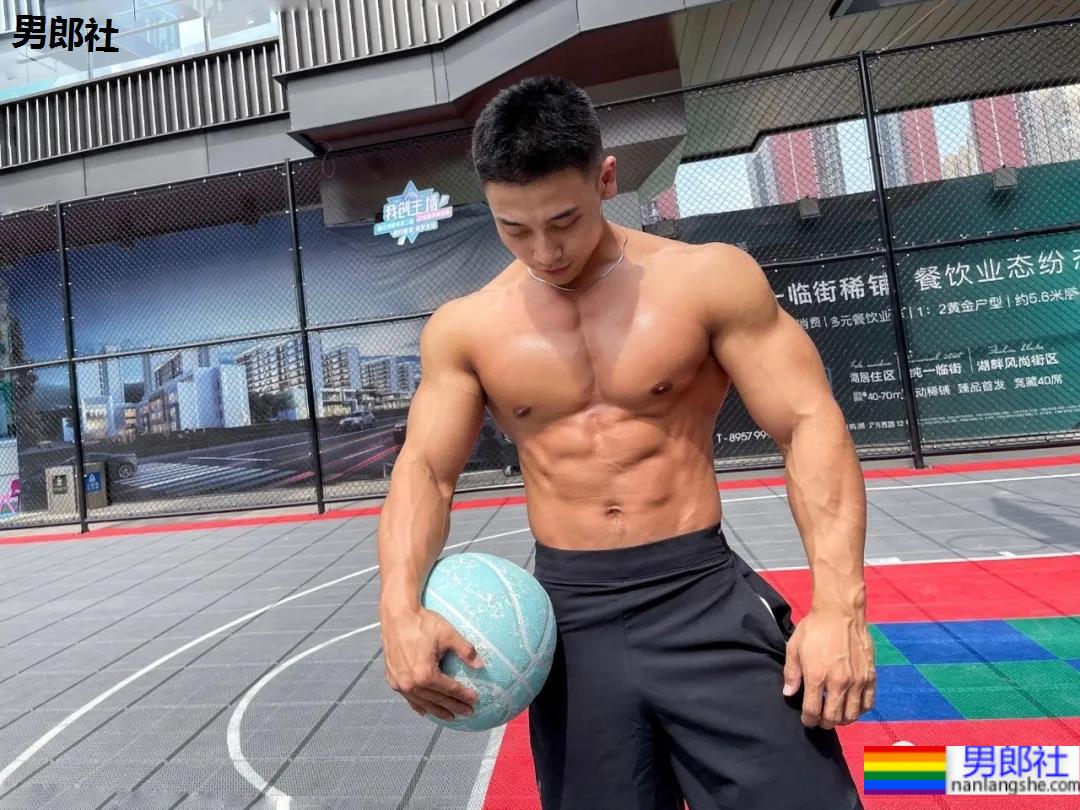 腱子肉健身私教，这大胸肌我给满分！ - 51虹马