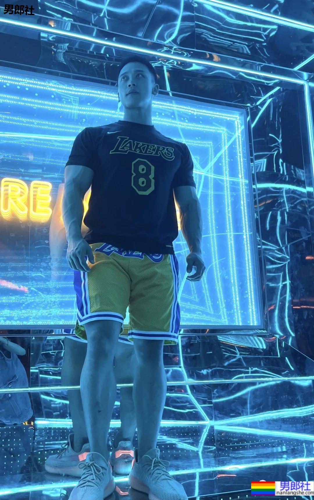 腱子肉健身私教，这大胸肌我给满分！ - 51虹马