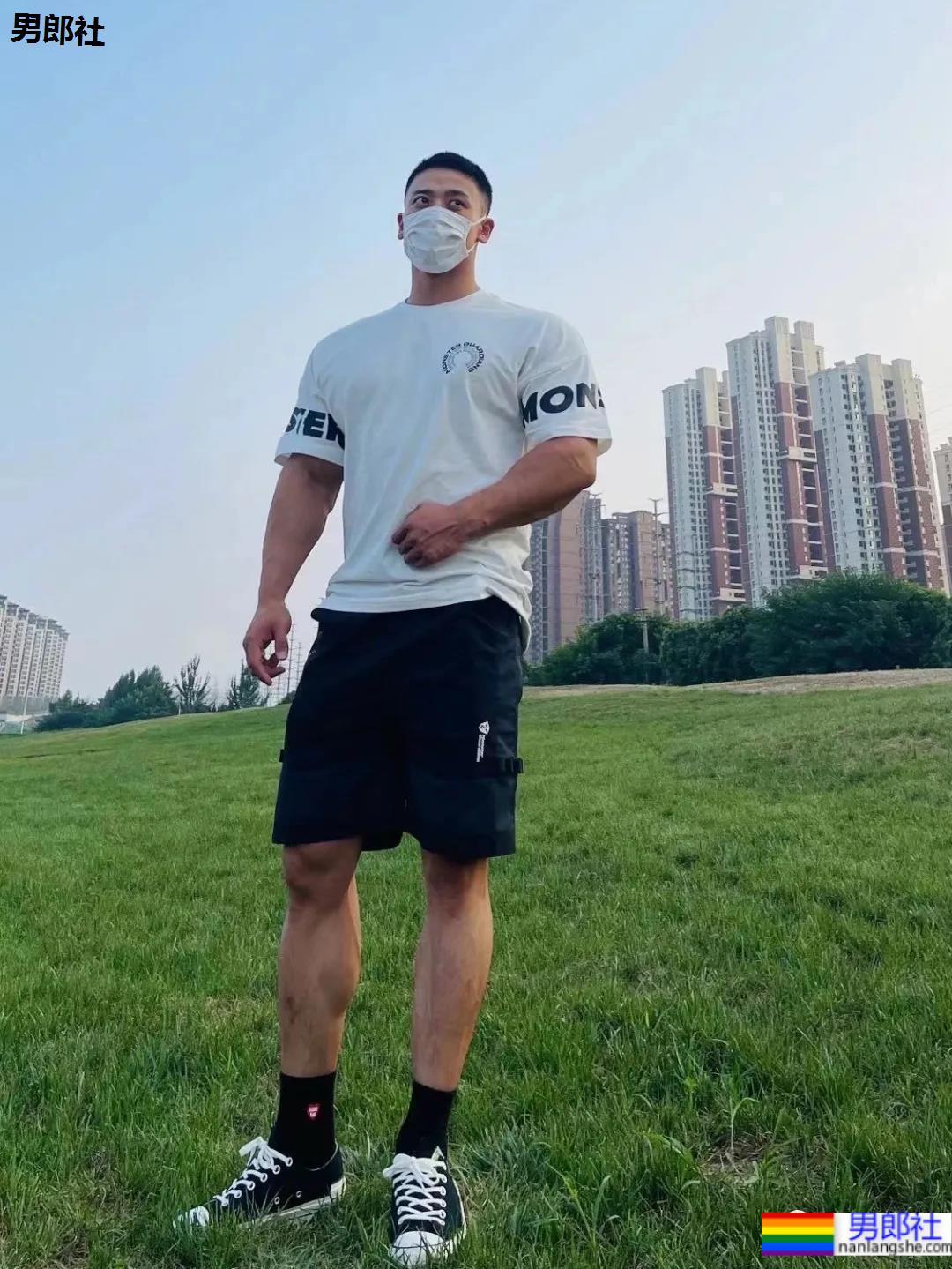 腱子肉健身私教，这大胸肌我给满分！ - 51虹马