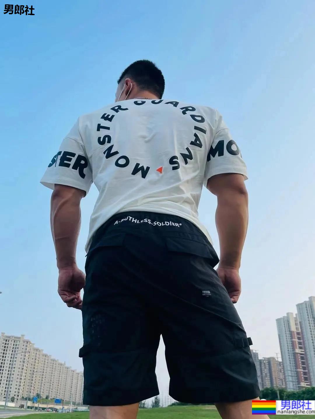 腱子肉健身私教，这大胸肌我给满分！ - 51虹马