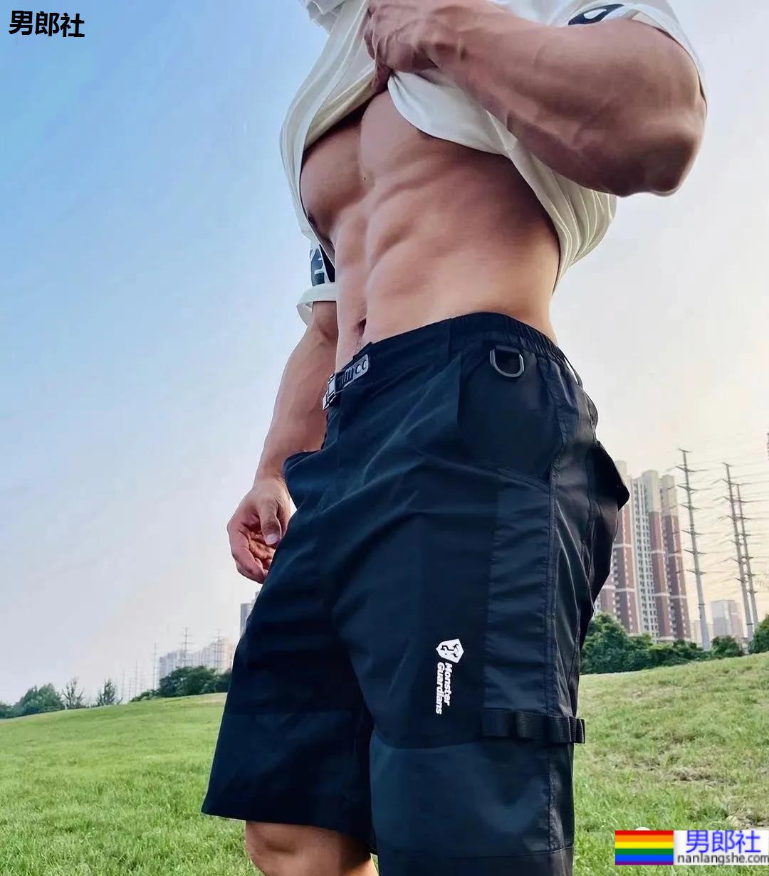 腱子肉健身私教，这大胸肌我给满分！ - 51虹马