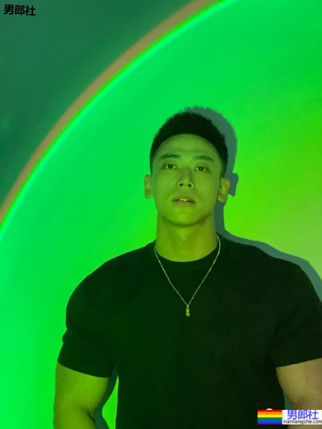 腱子肉健身私教，这大胸肌我给满分！ - 51虹马