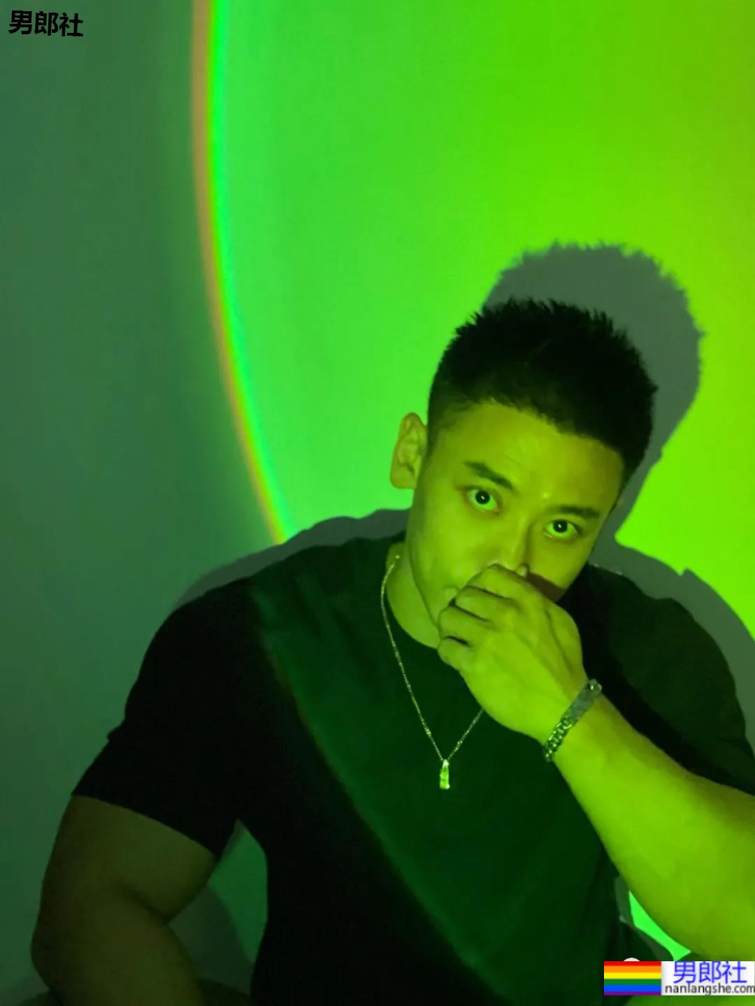 腱子肉健身私教，这大胸肌我给满分！ - 51虹马