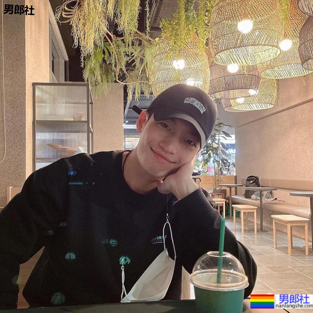 富老头都忍不住带他去密室开小灶！《鱿鱼游戏》这警察不要太撩！ - 51虹马