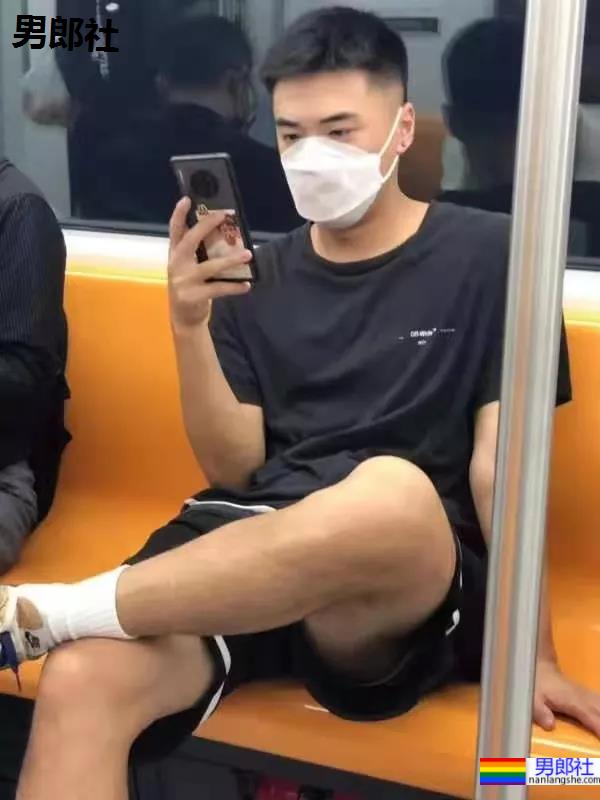 地铁上穿运动短裤还翘二郎腿的运动小哥哥-51虹马