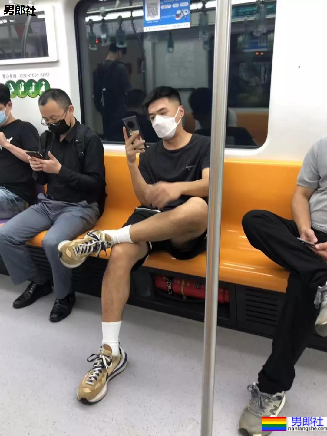 地铁上穿运动短裤还翘二郎腿的运动小哥哥 - 51虹马