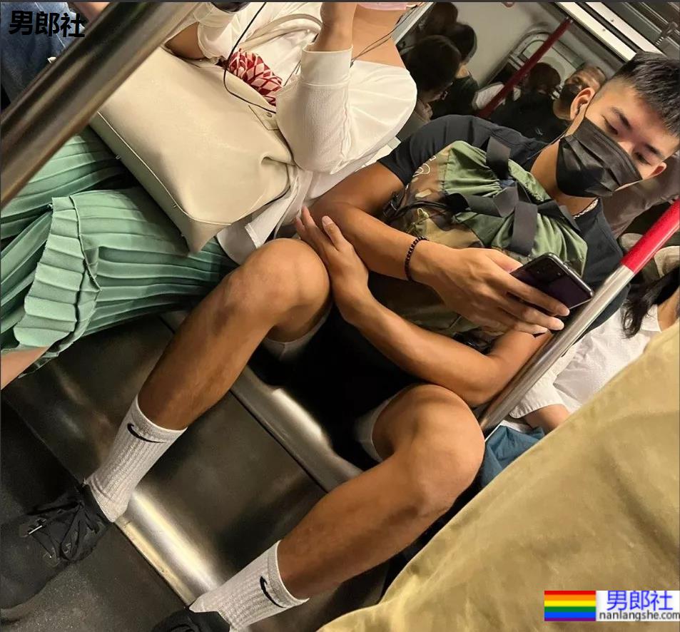 地铁上穿运动短裤还翘二郎腿的运动小哥哥 - 51虹马