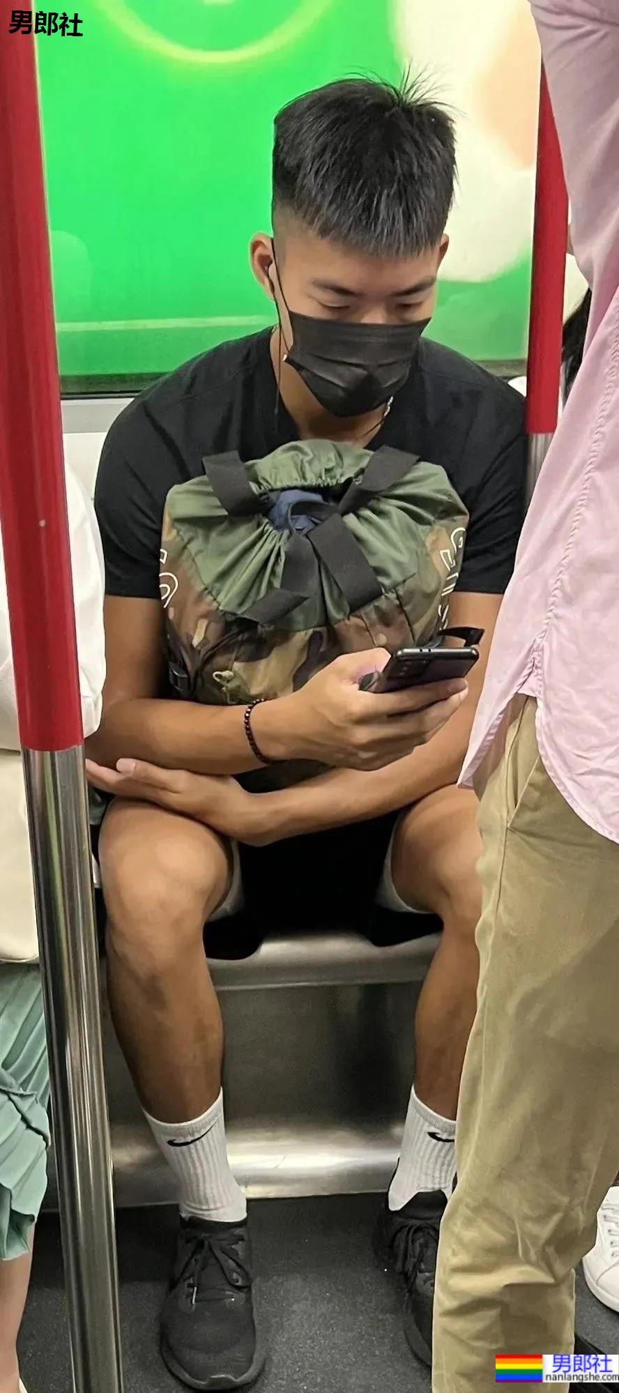 地铁上穿运动短裤还翘二郎腿的运动小哥哥 - 51虹马