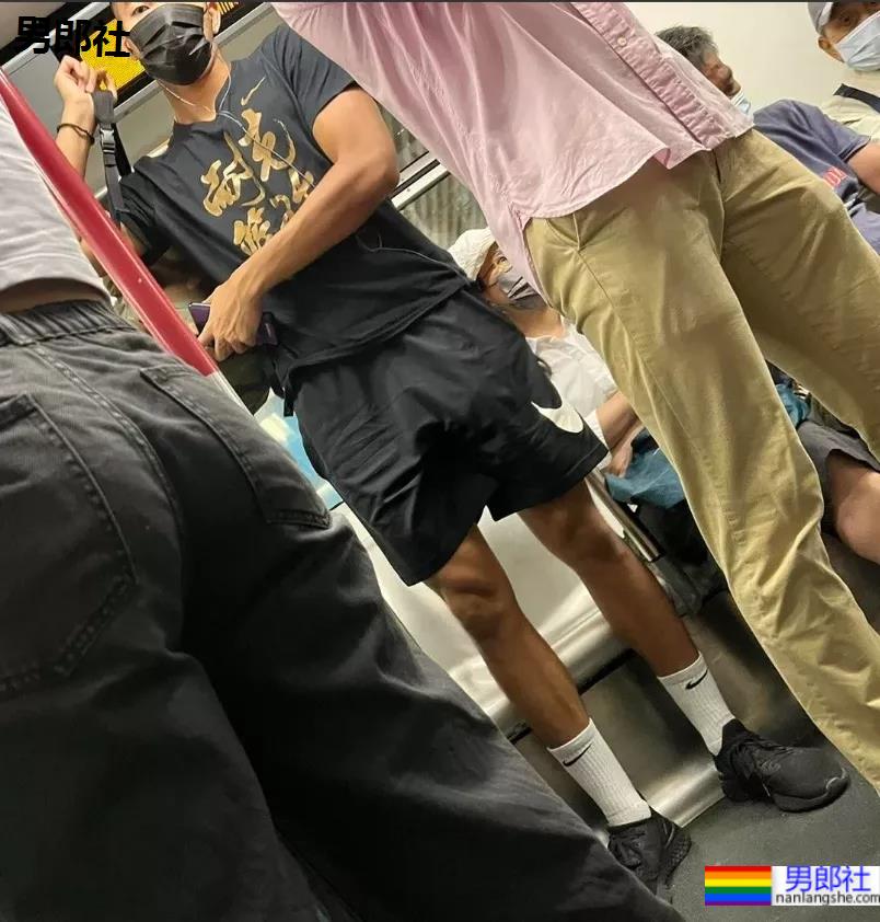地铁上穿运动短裤还翘二郎腿的运动小哥哥 - 51虹马