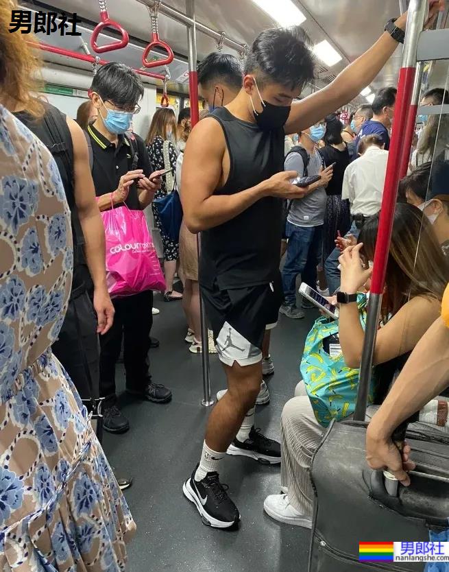 地铁上穿运动短裤还翘二郎腿的运动小哥哥 - 51虹马