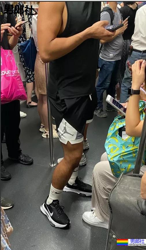 地铁上穿运动短裤还翘二郎腿的运动小哥哥 - 51虹马