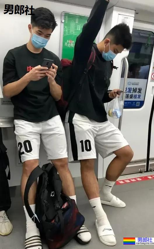 地铁上穿运动短裤还翘二郎腿的运动小哥哥 - 51虹马