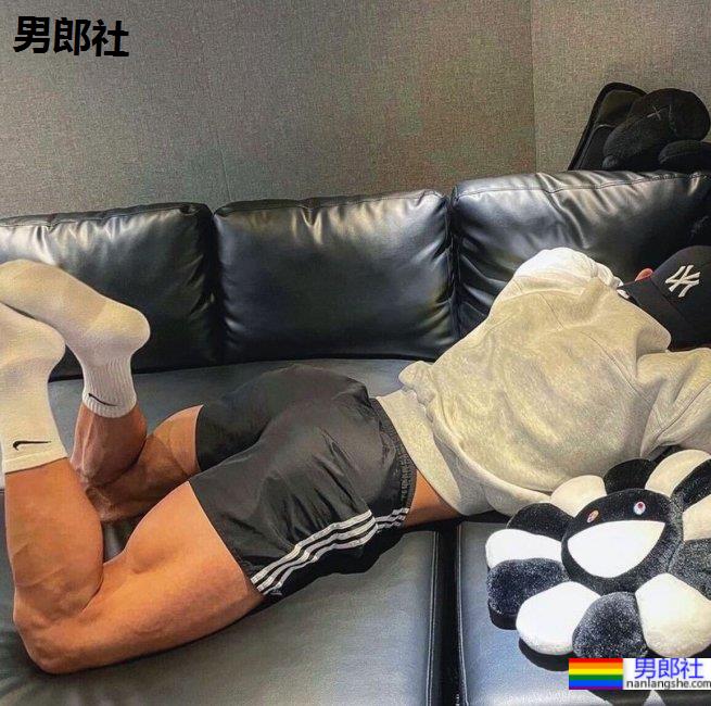 博物馆珍藏级腹肌！帅气韩星元虎节目读粉丝咸湿推特：你想要的，我都给你！ - 51虹马