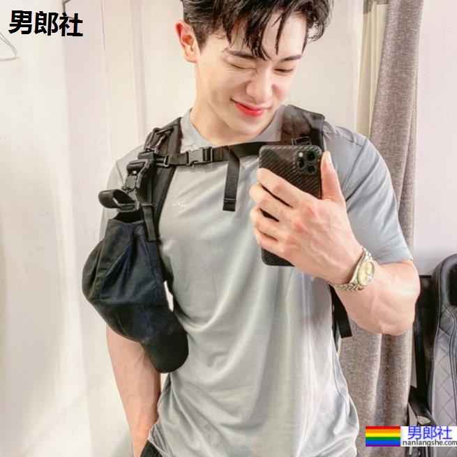 博物馆珍藏级腹肌！帅气韩星元虎节目读粉丝咸湿推特：你想要的，我都给你！ - 51虹马