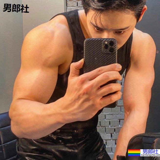 博物馆珍藏级腹肌！帅气韩星元虎节目读粉丝咸湿推特：你想要的，我都给你！ - 51虹马