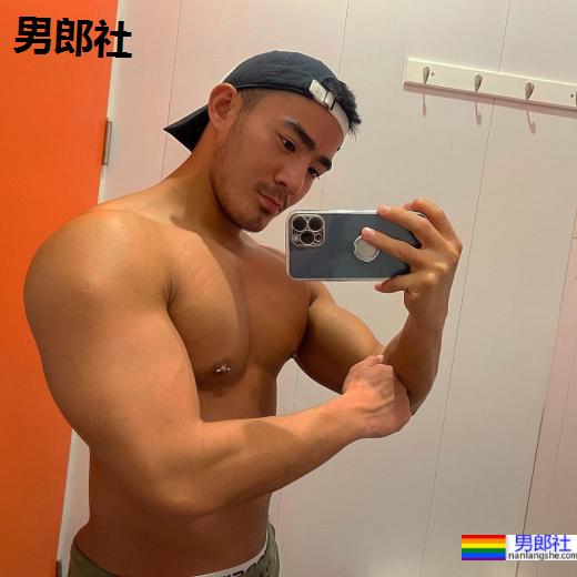 医师斜槓脱衣勐男！逆天颜值爆量肌肉让人直接湿透：Deson Choi - 51虹马