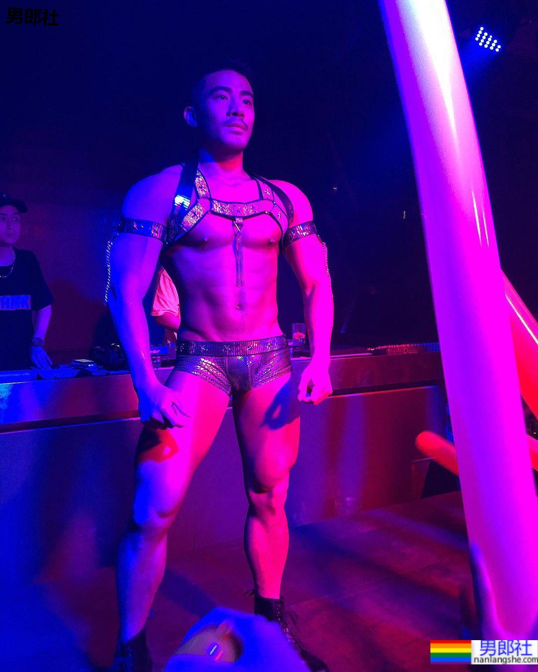 医师斜槓脱衣勐男！逆天颜值爆量肌肉让人直接湿透：Deson Choi - 51虹马