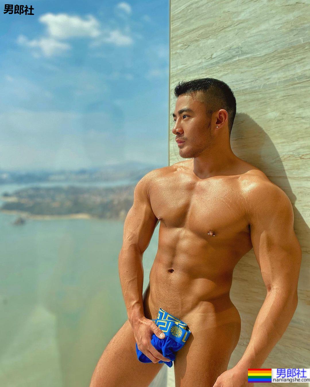 医师斜槓脱衣勐男！逆天颜值爆量肌肉让人直接湿透：Deson Choi - 51虹马