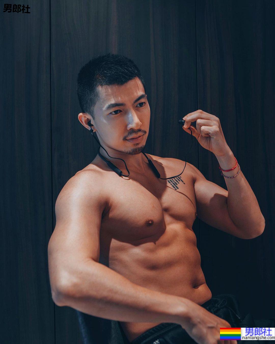 阳光洒在腹肌上!生活就是简单又可爱的新加坡小鲜肉:威伦 - 51虹马 阳光洒在腹肌上!生活就是简单又可爱的新加坡小鲜肉:威伦 - 51虹马