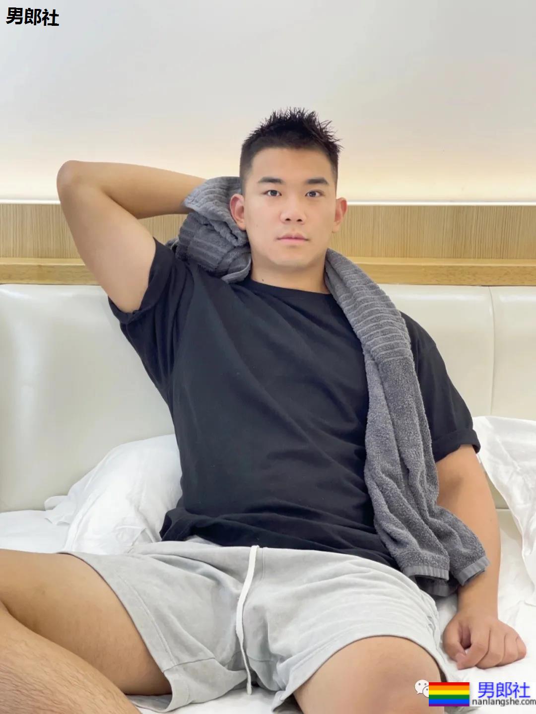 187CM的郑州小哥成网红，这腿也太长了吧 - 51虹马