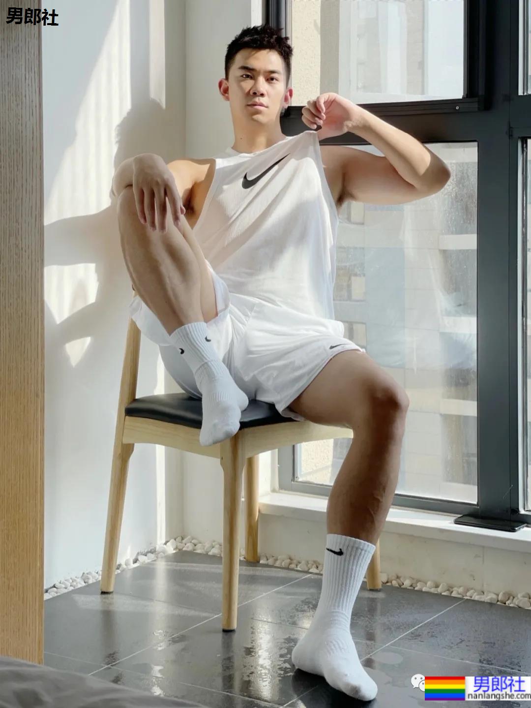 187CM的郑州小哥成网红，这腿也太长了吧 - 51虹马