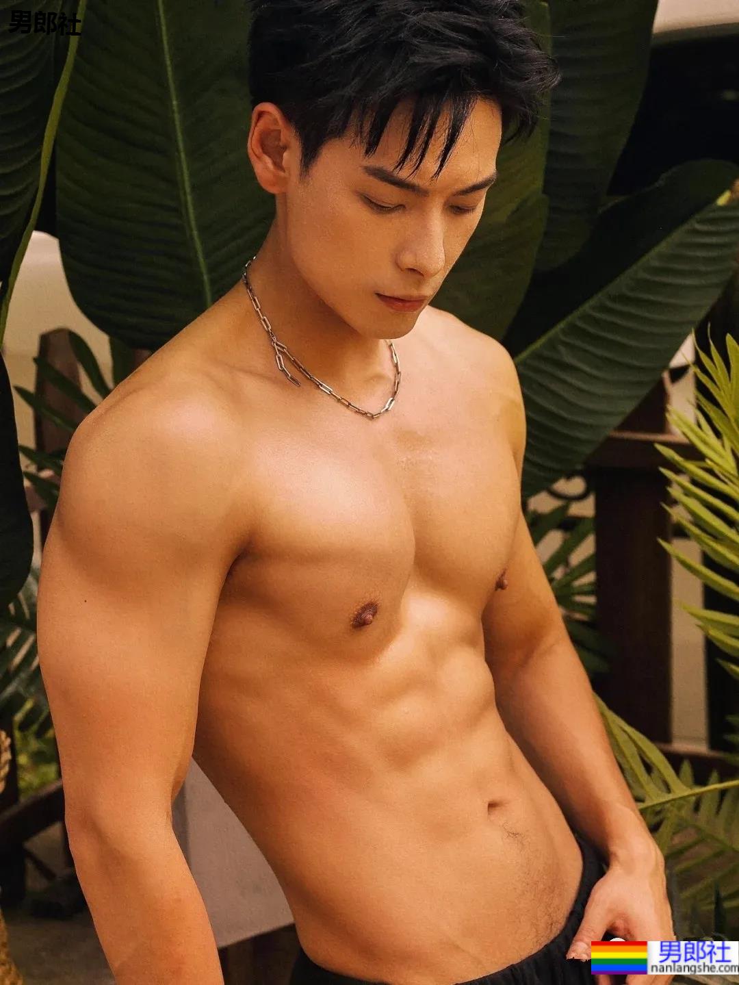 摄影师御用八块腹肌大长腿优质男模,这成片帅炸了! - 51虹马 摄影师御用八块腹肌大长腿优质男模,这成片帅炸了! - 51虹马