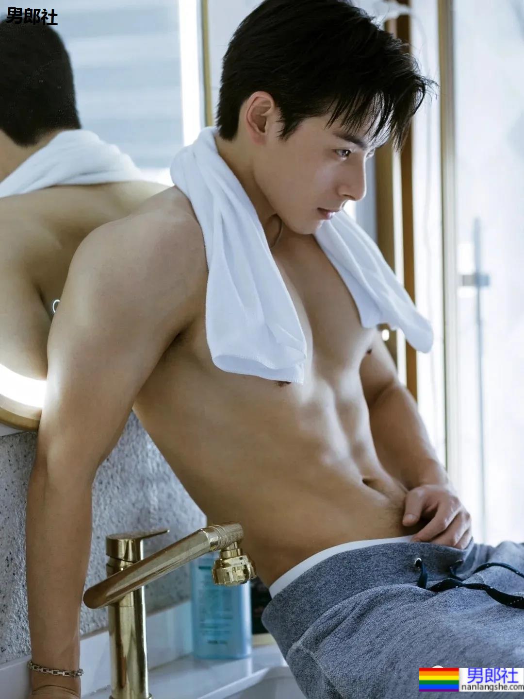 摄影师御用八块腹肌大长腿优质男模,这成片帅炸了! - 51虹马 摄影师御用八块腹肌大长腿优质男模,这成片帅炸了! - 51虹马