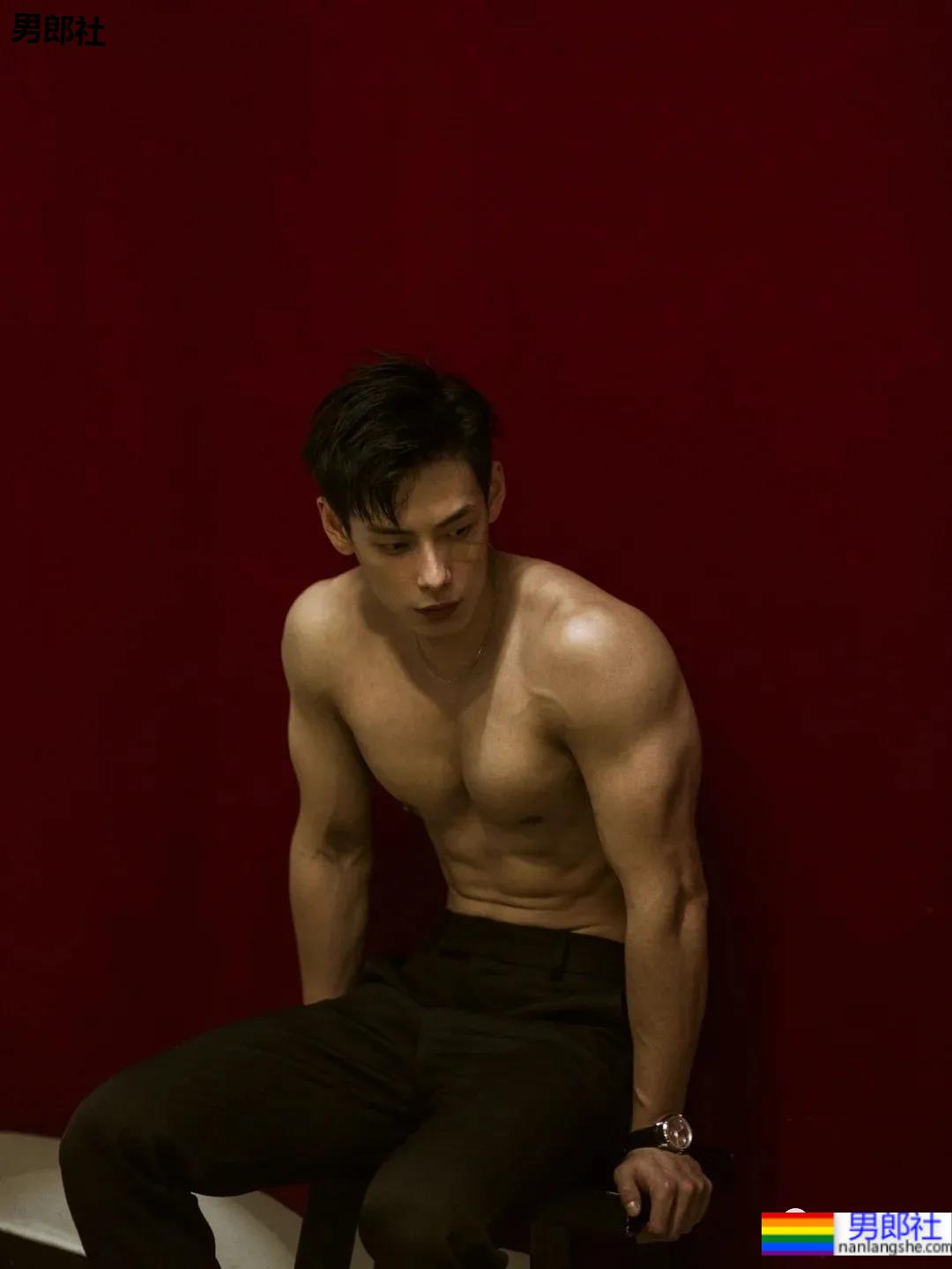 摄影师御用八块腹肌大长腿优质男模,这成片帅炸了! - 51虹马 摄影师御用八块腹肌大长腿优质男模,这成片帅炸了! - 51虹马