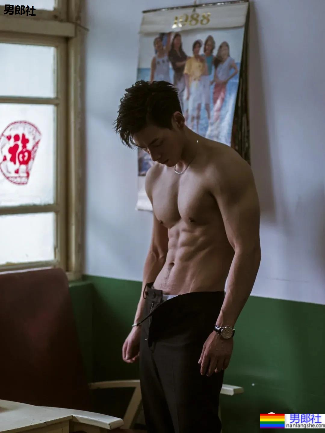 摄影师御用八块腹肌大长腿优质男模,这成片帅炸了! - 51虹马 摄影师御用八块腹肌大长腿优质男模,这成片帅炸了! - 51虹马