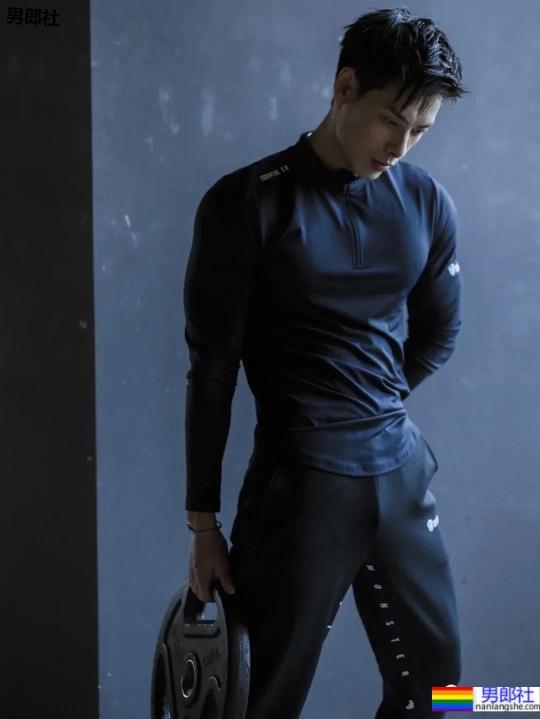 摄影师御用八块腹肌大长腿优质男模,这成片帅炸了! - 51虹马 摄影师御用八块腹肌大长腿优质男模,这成片帅炸了! - 51虹马