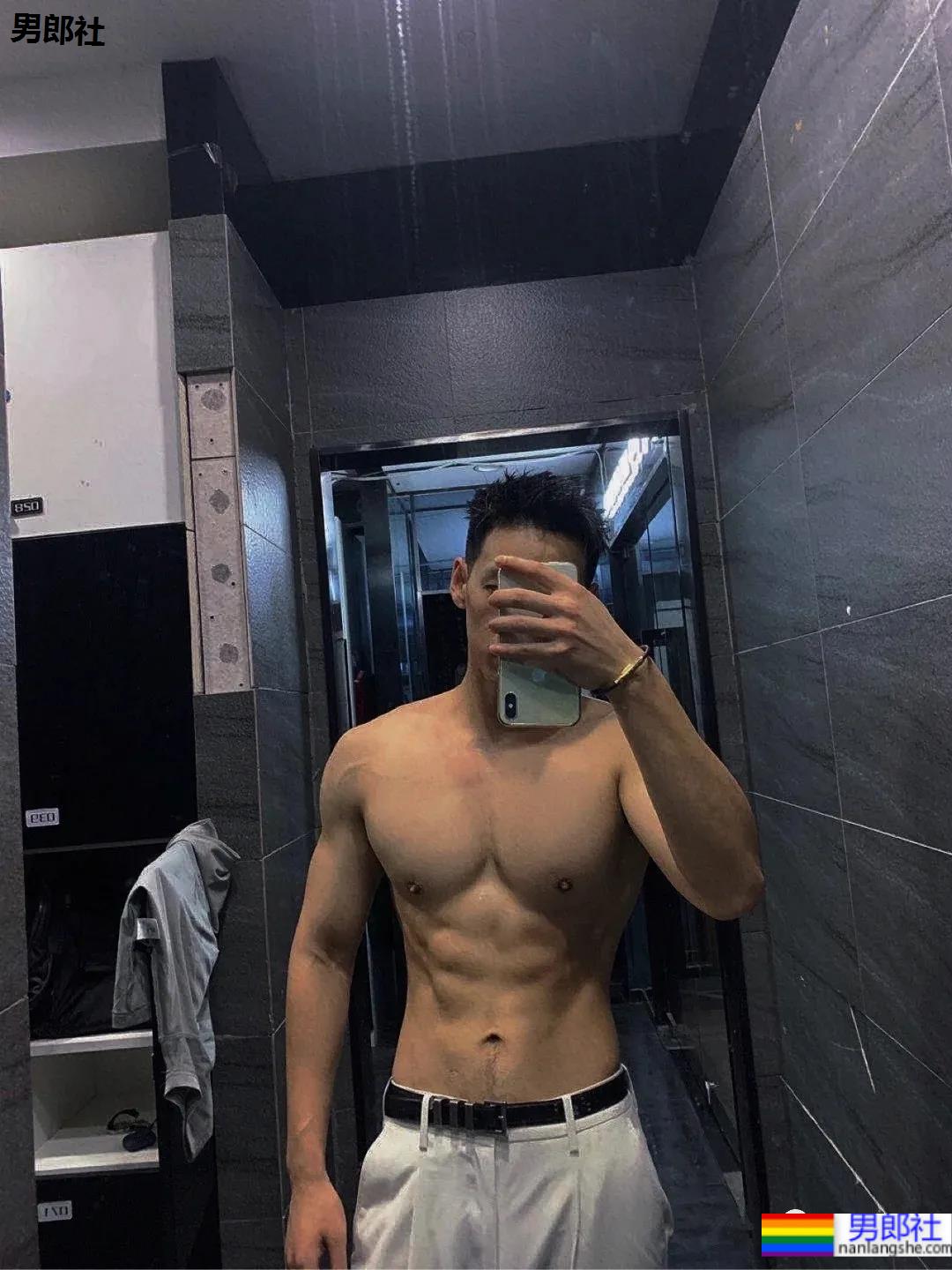 摄影师御用八块腹肌大长腿优质男模,这成片帅炸了! - 51虹马 摄影师御用八块腹肌大长腿优质男模,这成片帅炸了! - 51虹马