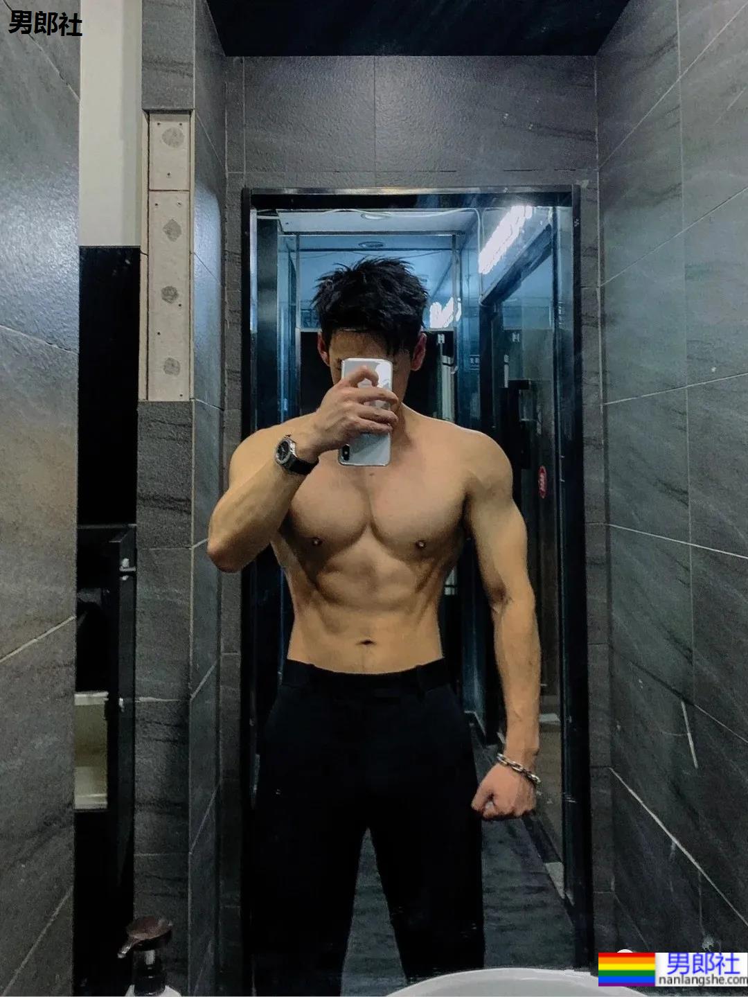 摄影师御用八块腹肌大长腿优质男模,这成片帅炸了! - 51虹马 摄影师御用八块腹肌大长腿优质男模,这成片帅炸了! - 51虹马