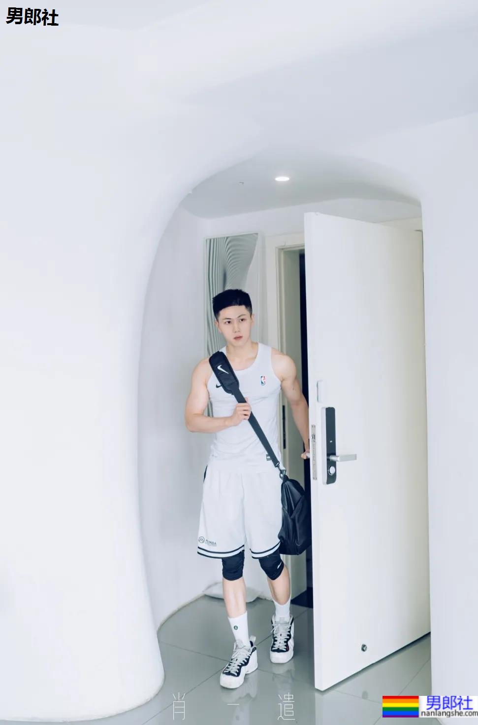 又一枚运动小哥被摄影师挖到扒衣，浴室洗澡太可了-51虹马