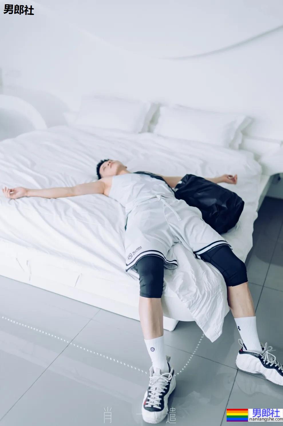 又一枚运动小哥被摄影师挖到扒衣,浴室洗澡太可了 - 51虹马 又一枚运动小哥被摄影师挖到扒衣,浴室洗澡太可了 - 51虹马