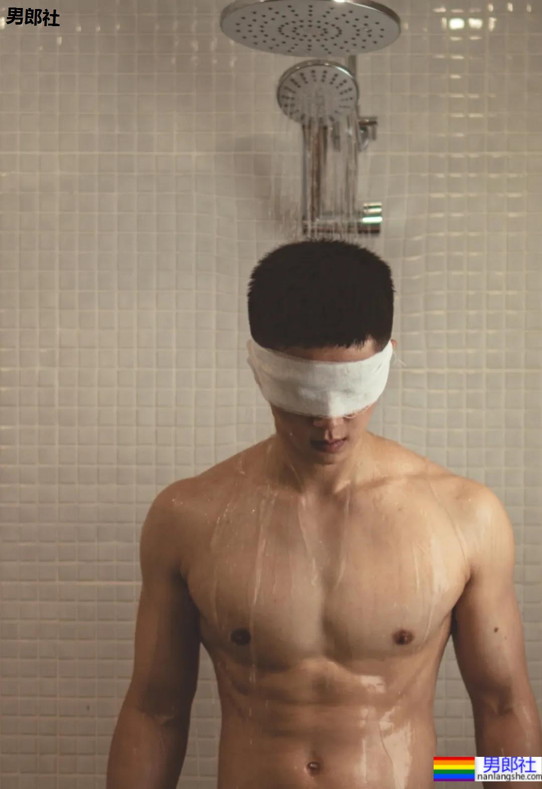 又一枚运动小哥被摄影师挖到扒衣,浴室洗澡太可了 - 51虹马 又一枚运动小哥被摄影师挖到扒衣,浴室洗澡太可了 - 51虹马