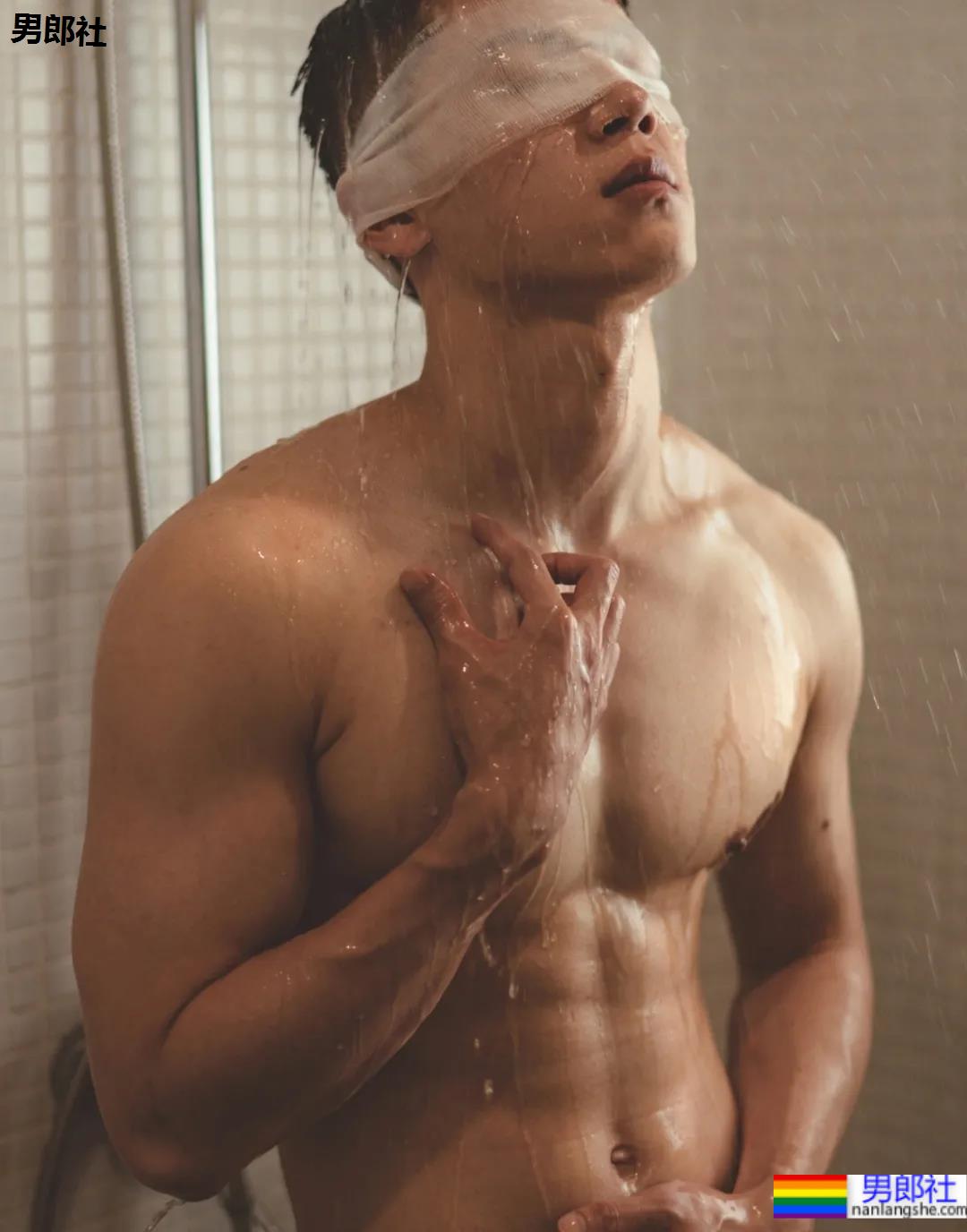 又一枚运动小哥被摄影师挖到扒衣,浴室洗澡太可了 - 51虹马 又一枚运动小哥被摄影师挖到扒衣,浴室洗澡太可了 - 51虹马