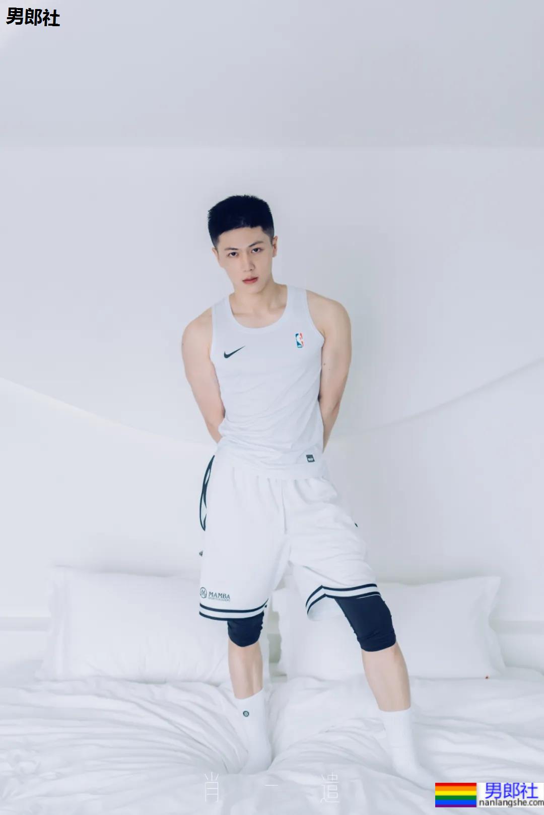 又一枚运动小哥被摄影师挖到扒衣,浴室洗澡太可了 - 51虹马 又一枚运动小哥被摄影师挖到扒衣,浴室洗澡太可了 - 51虹马