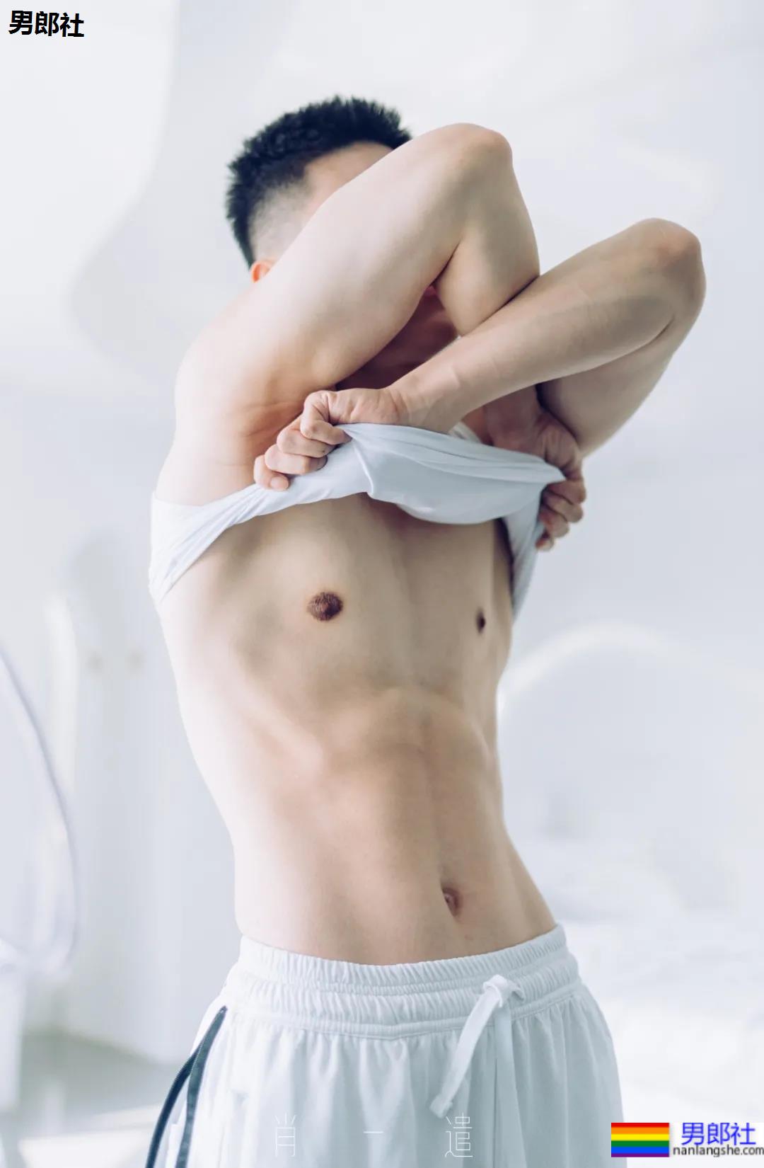 又一枚运动小哥被摄影师挖到扒衣,浴室洗澡太可了 - 51虹马 又一枚运动小哥被摄影师挖到扒衣,浴室洗澡太可了 - 51虹马