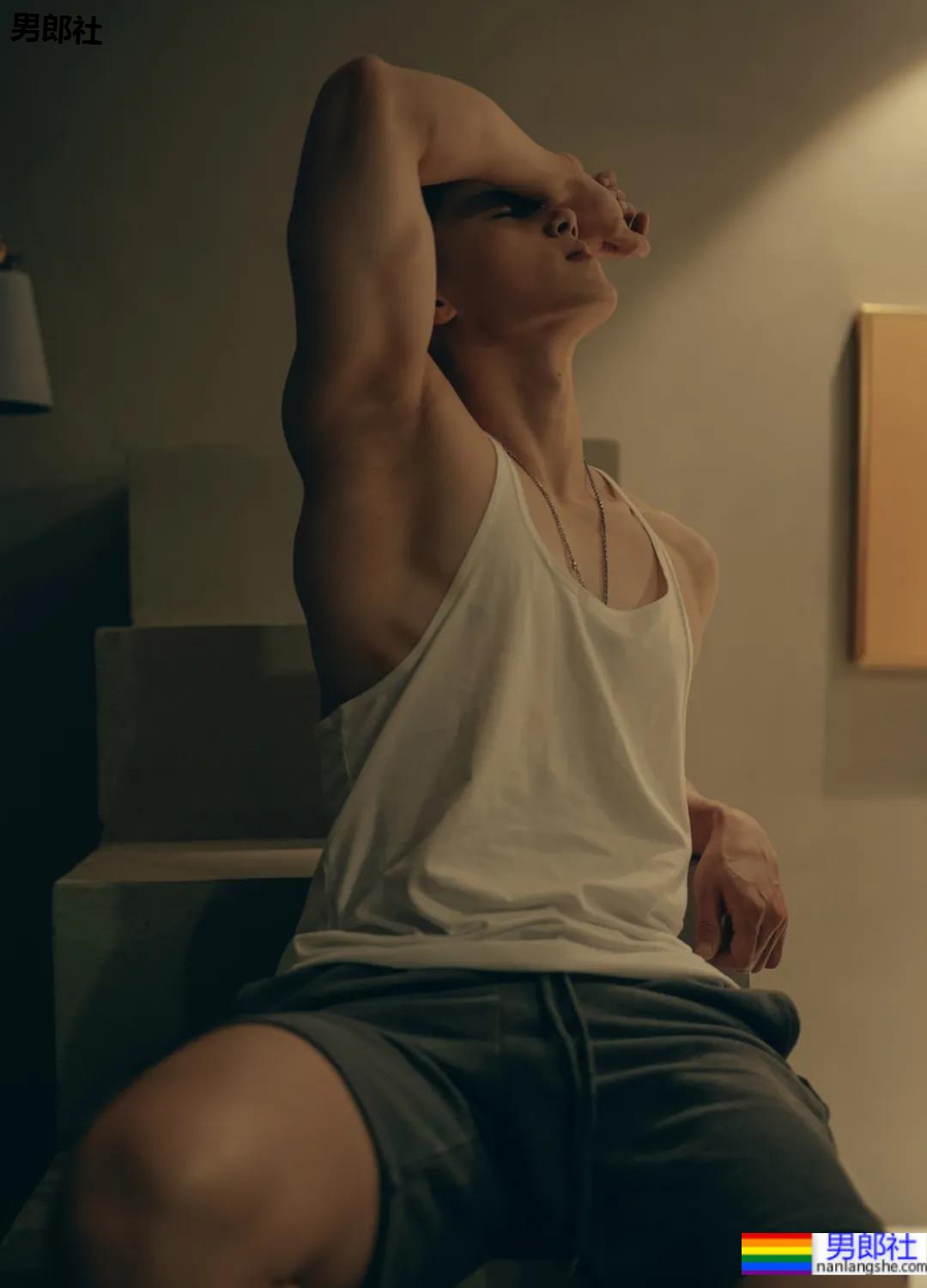 又一枚运动小哥被摄影师挖到扒衣,浴室洗澡太可了 - 51虹马 又一枚运动小哥被摄影师挖到扒衣,浴室洗澡太可了 - 51虹马