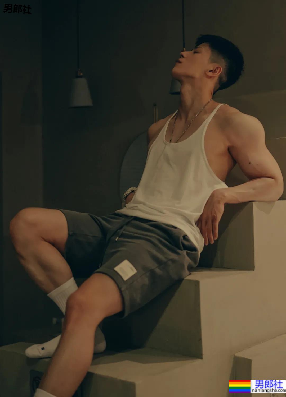 又一枚运动小哥被摄影师挖到扒衣,浴室洗澡太可了 - 51虹马 又一枚运动小哥被摄影师挖到扒衣,浴室洗澡太可了 - 51虹马