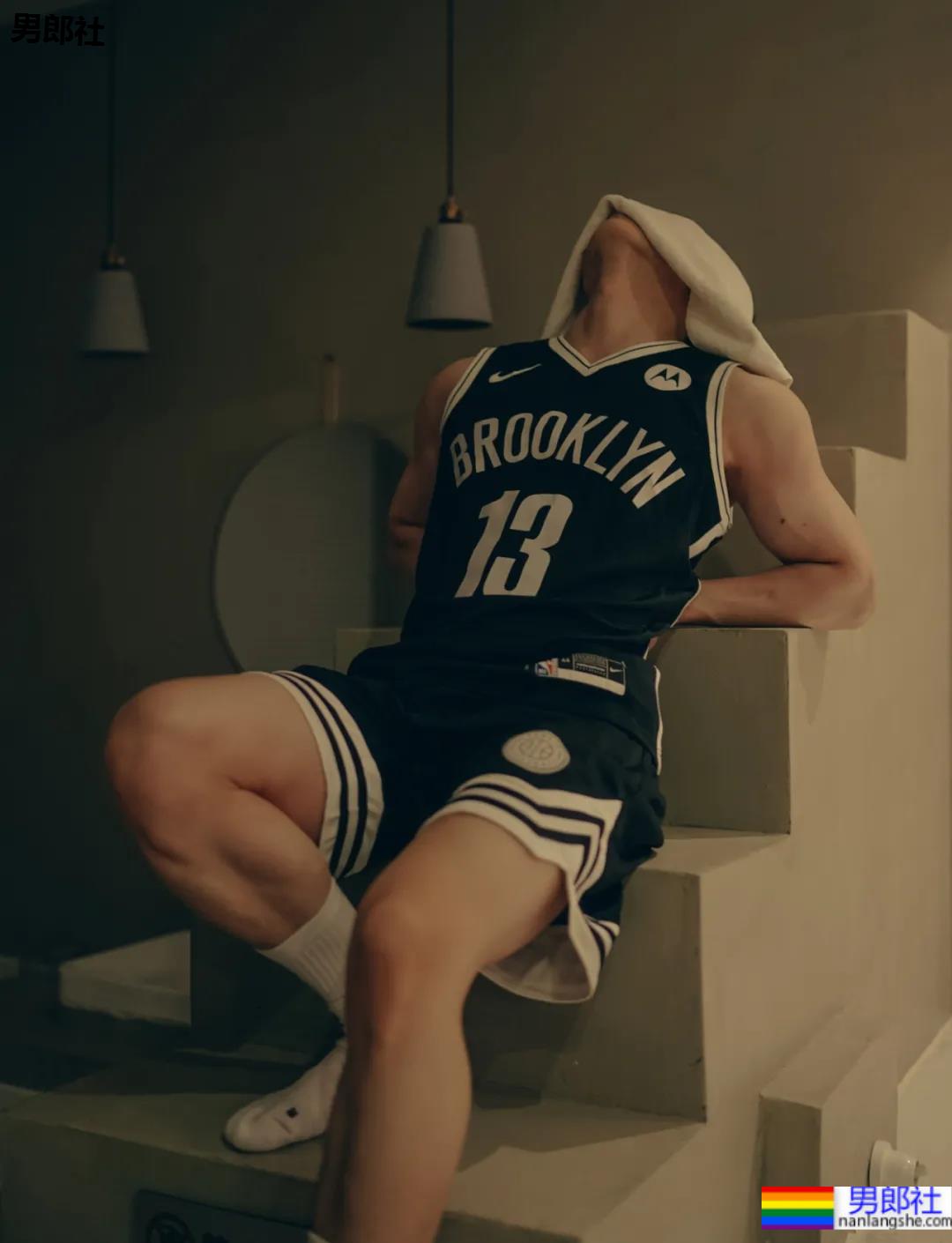 又一枚运动小哥被摄影师挖到扒衣,浴室洗澡太可了 - 51虹马 又一枚运动小哥被摄影师挖到扒衣,浴室洗澡太可了 - 51虹马