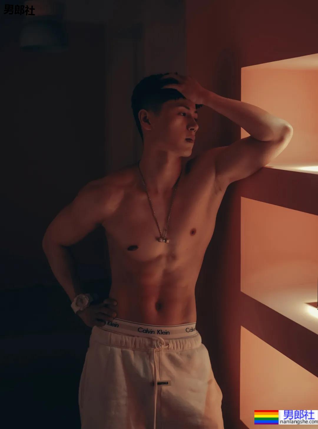 又一枚运动小哥被摄影师挖到扒衣,浴室洗澡太可了 - 51虹马 又一枚运动小哥被摄影师挖到扒衣,浴室洗澡太可了 - 51虹马