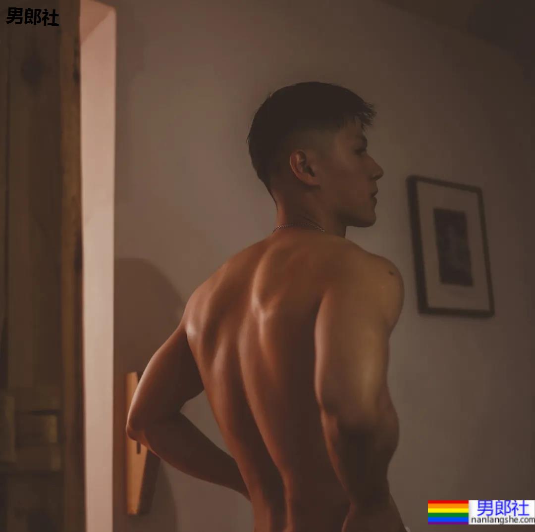 又一枚运动小哥被摄影师挖到扒衣,浴室洗澡太可了 - 51虹马 又一枚运动小哥被摄影师挖到扒衣,浴室洗澡太可了 - 51虹马